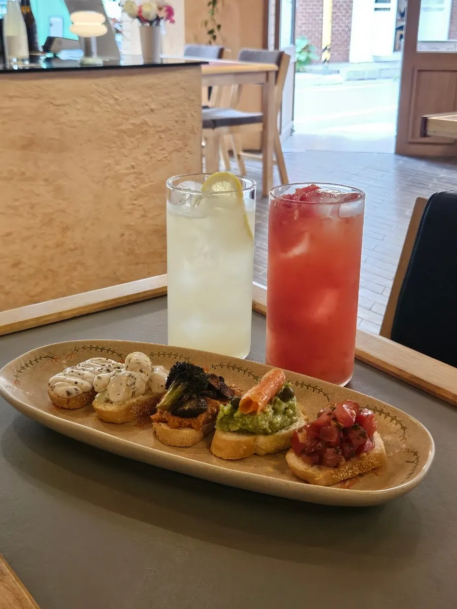 Dento brunch café scene in Daebong-dong