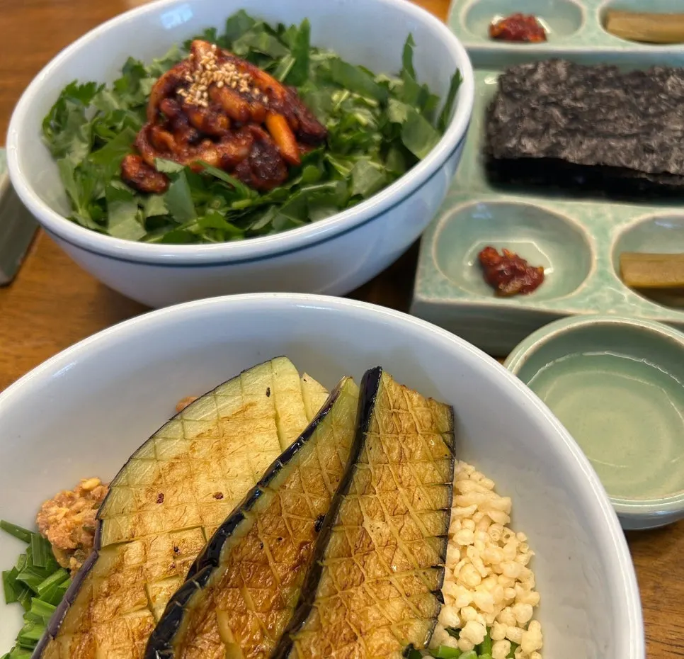 Korean meal spread at Hyangtaek Daebong Branch