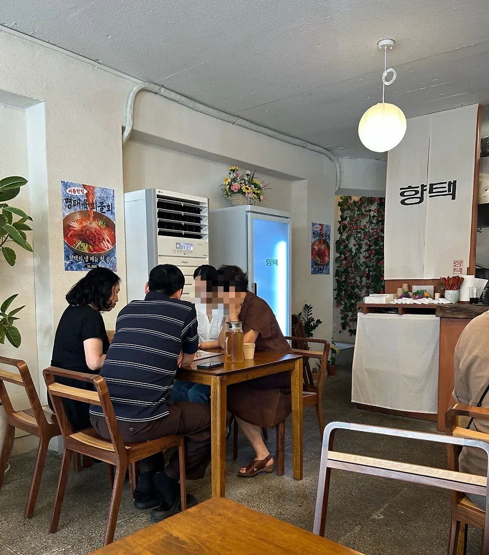 Atmospheric interior at Hyangtaek Daebong Branch