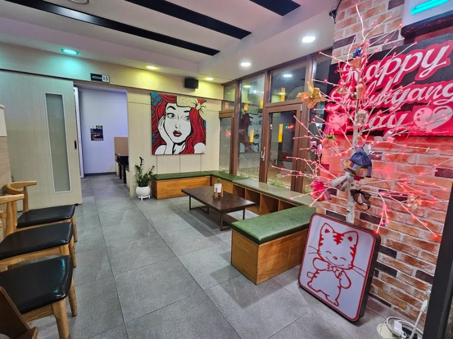 Restaurant entrance with a sign for the welfare-center meal-sharing program
