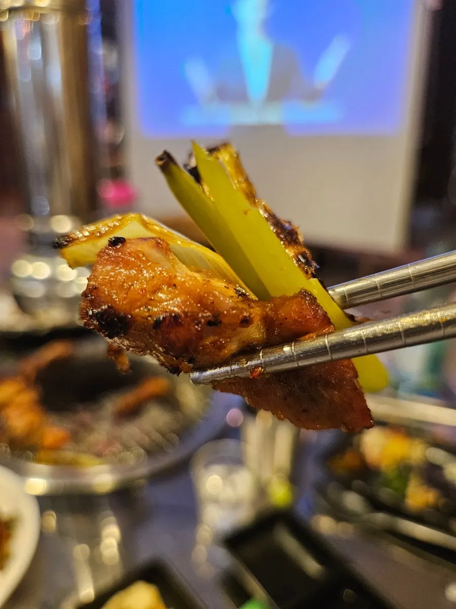 Sauce-grilled chicken and grilled rice cake on the grill