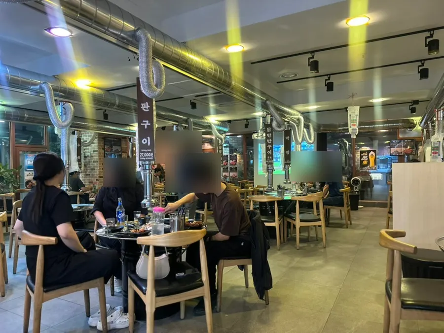 대형 스크린이 있는 형님닭구이 넓은 메인 홀