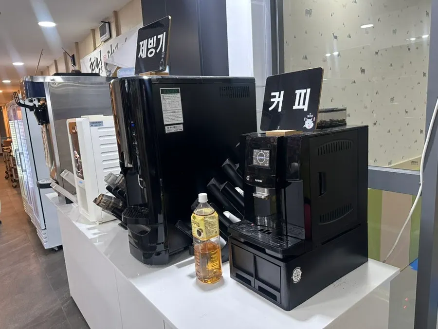 손님으로 붐비는 형님닭구이 홀 전경