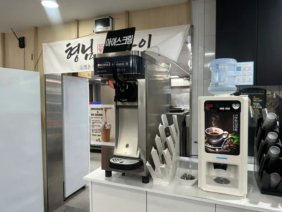 형님닭구이 대명동계대점 넓은 내부 좌석