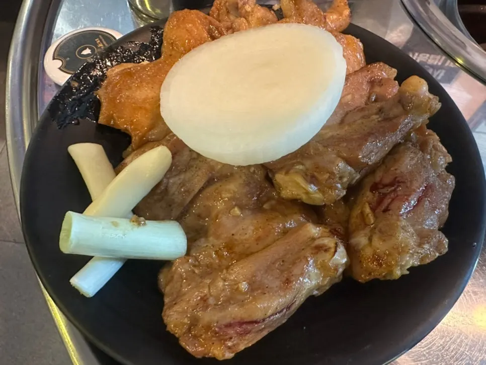 초벌해서 나온 닭구이 반판