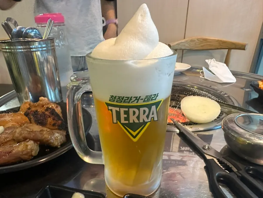 형님닭구이에서 주문한 슬러쉬맥주 한 잔