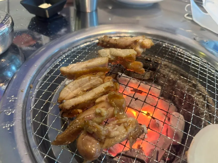 익어가는 닭구이와 시원한 생맥주