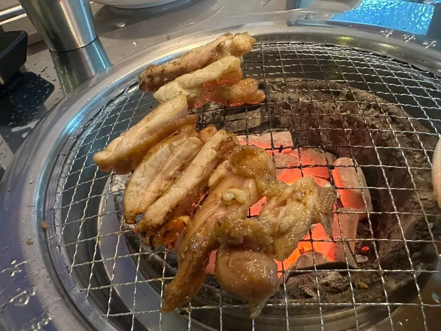 불판 위에서 익어가는 간장맛 닭구이