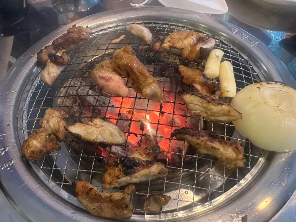 먹기 좋게 익은 간장 닭구이