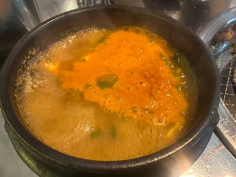 닭구이와 된장찌개가 함께 놓인 상차림
