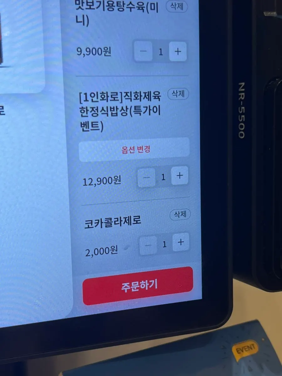 식탁 서랍에 수저와 휴지가 들어 있는 테이블