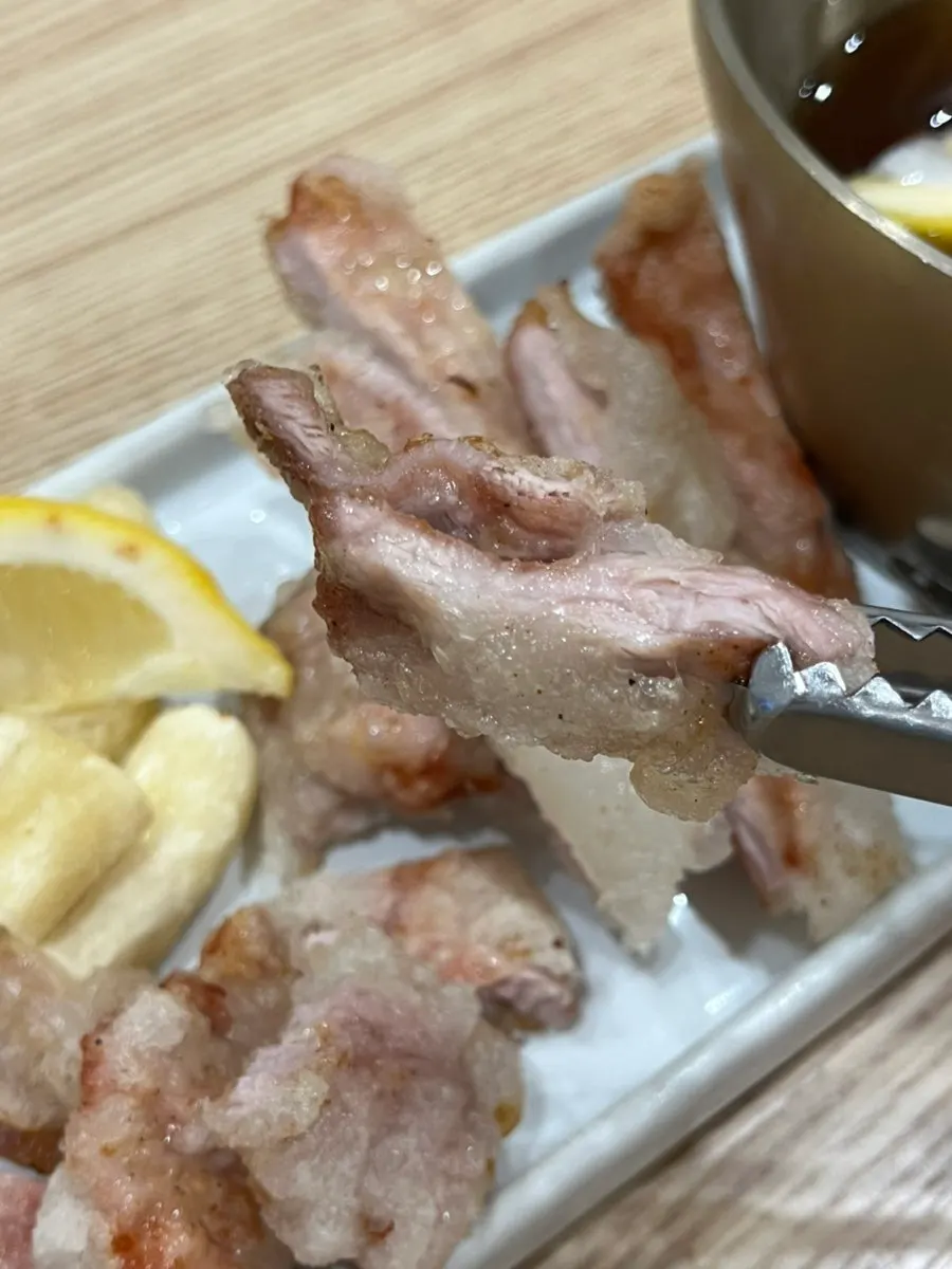 접시에 담은 계란후라이와 소금