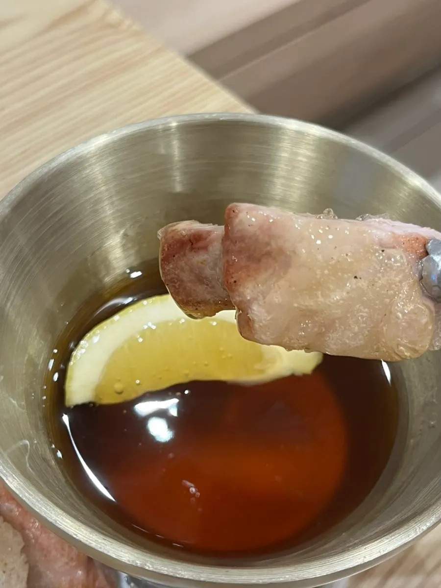 세팅된 테이블과 셀프바 반찬