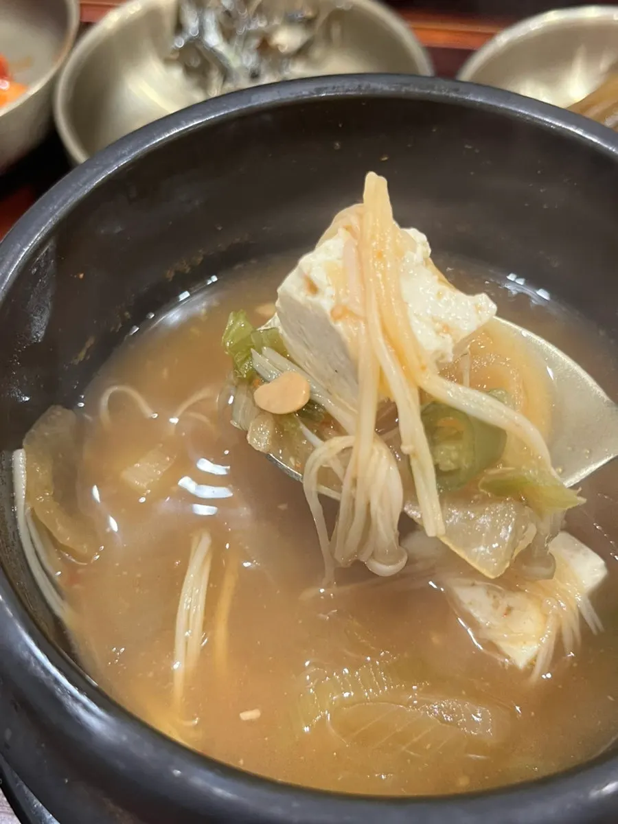 한정식에 딸린 반찬과 크리미한 소스