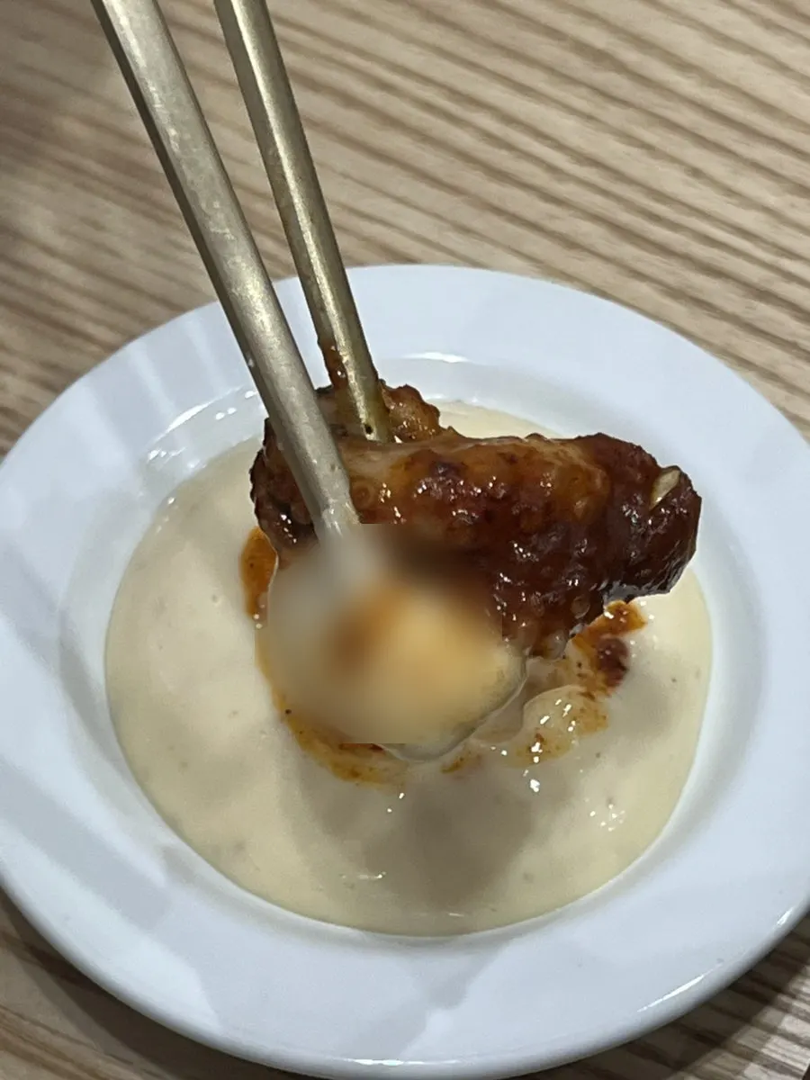 소스에 찍은 쭈꾸미볶음 한 점