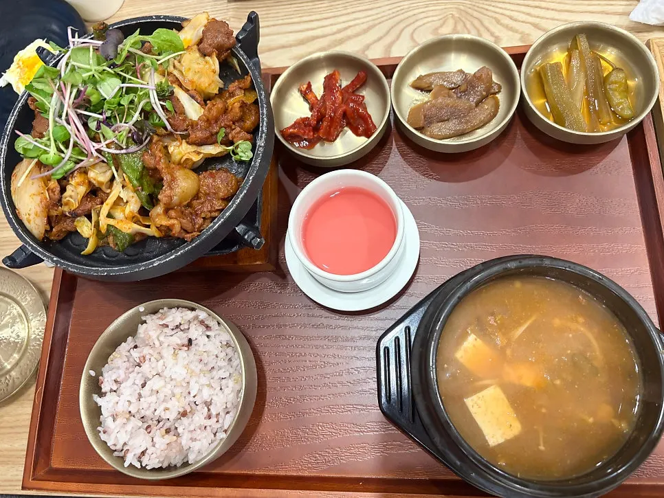 직화제육과 돼지불고기, 된장찌개 밥상