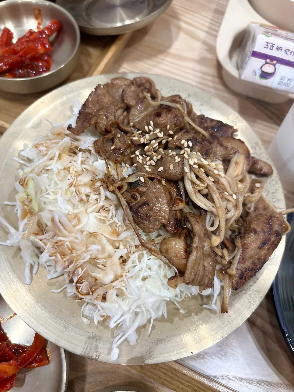 화로에 나온 직화제육 한정식밥상