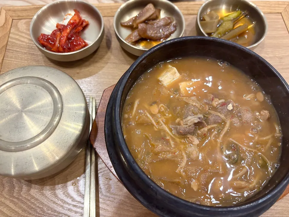 우삼겹된장찌개가 포함된 한식 밥상