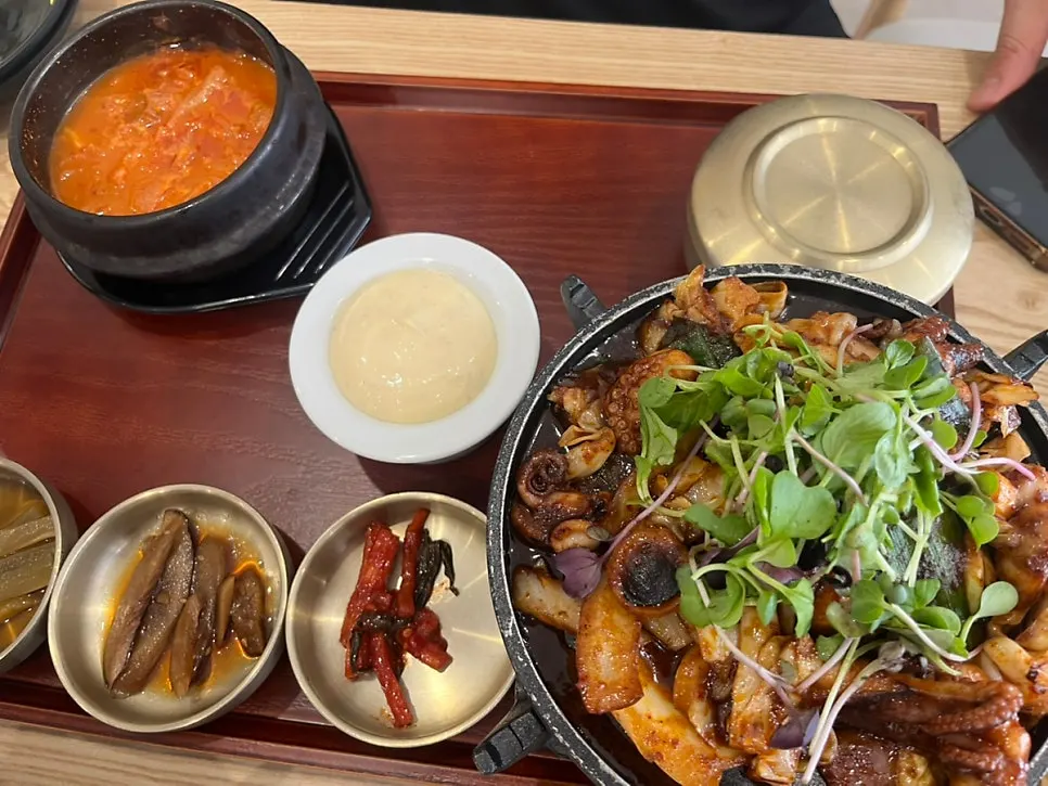 Tuna yeolmu bibimbap with seaweed soup