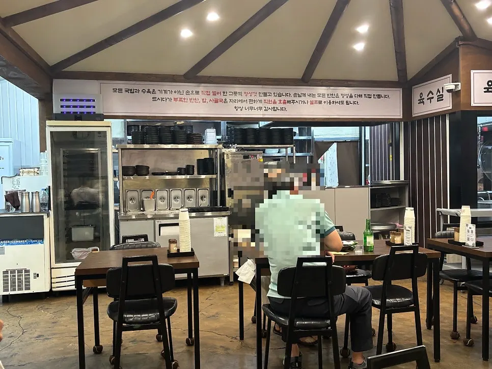 혼밥하기 좋은 2인석이 있는 국밥집 홀