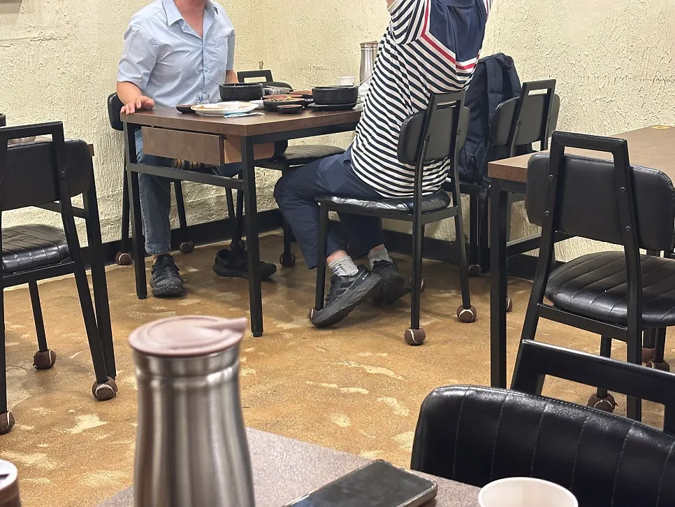 깔끔하게 정돈된 돼지국밥집 테이블
