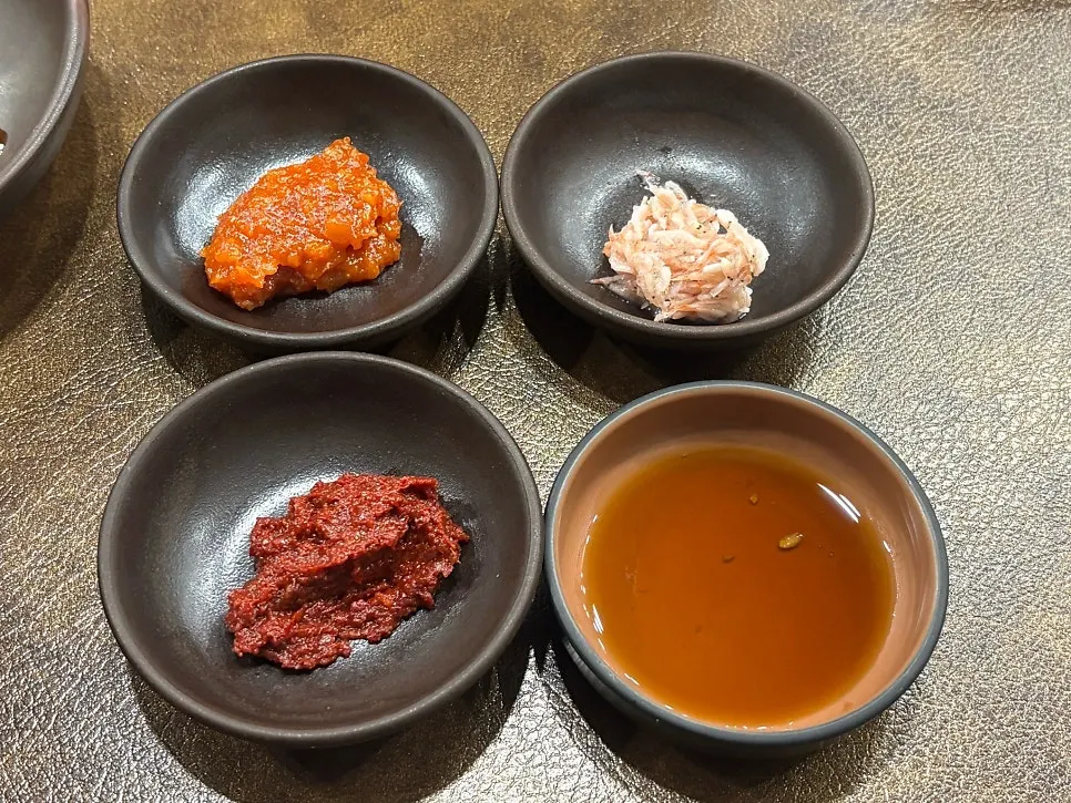 앞치마와 머리끈이 걸린 벽면