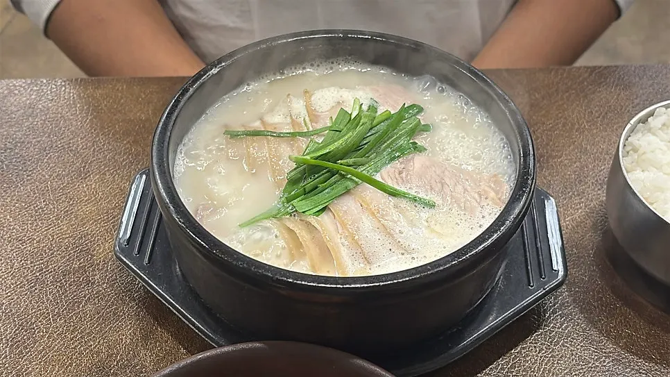 특모듬국밥 곱배기와 살코기돼지국밥 두 그릇