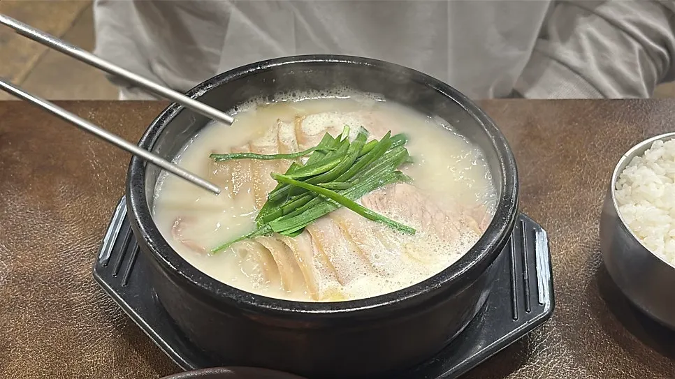 가지런히 올라간 얇은 앞다리살 돼지국밥