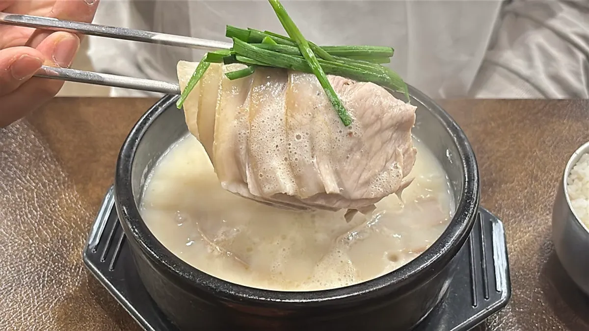 수육처럼 올라간 고기가 가득한 돼지국밥