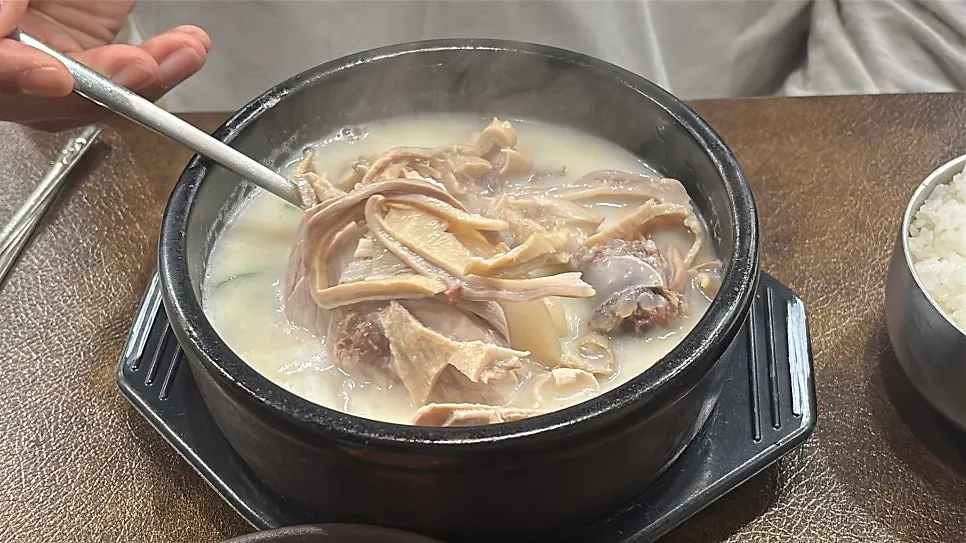 고기가 가득 들어찬 특모듬국밥 곱배기