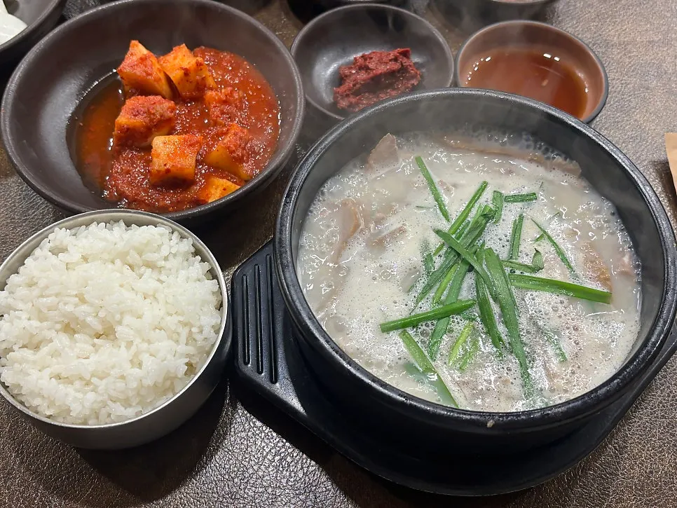 돼지고기 내장 순대가 섞인 모듬국밥 속