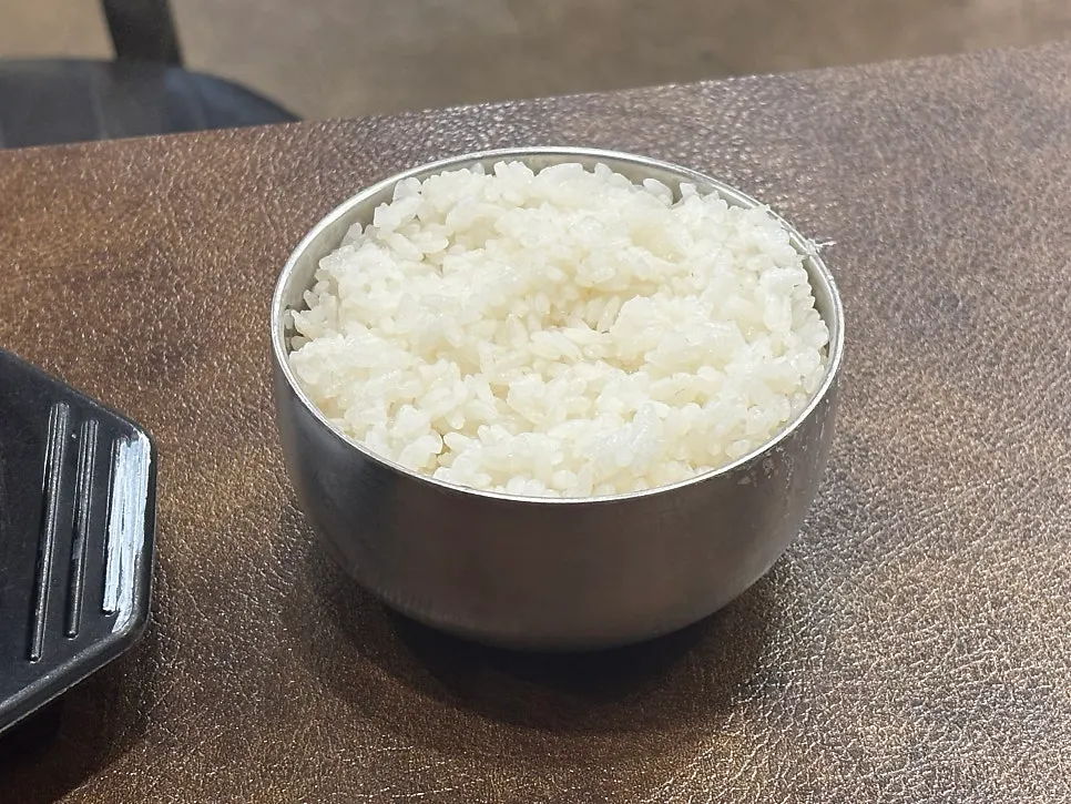 장에 찍어 먹는 살코기 국밥 고기