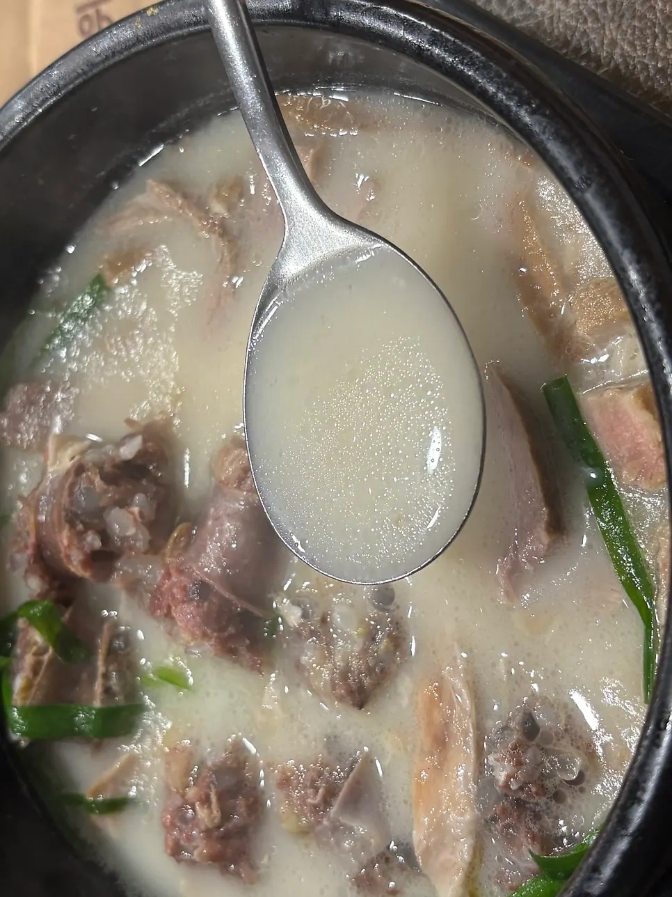 꽉 채워 담긴 무료 공기밥
