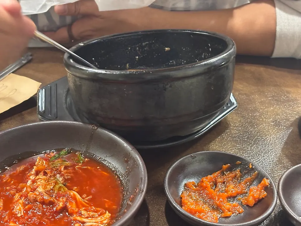 국물까지 비운 돼지국밥 뚝배기