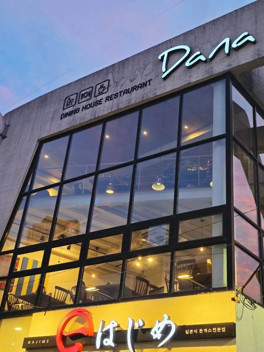 Exterior of Dana in Dongseong-ro