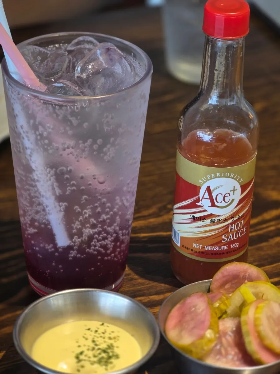 Pizza set and accompanying sauces