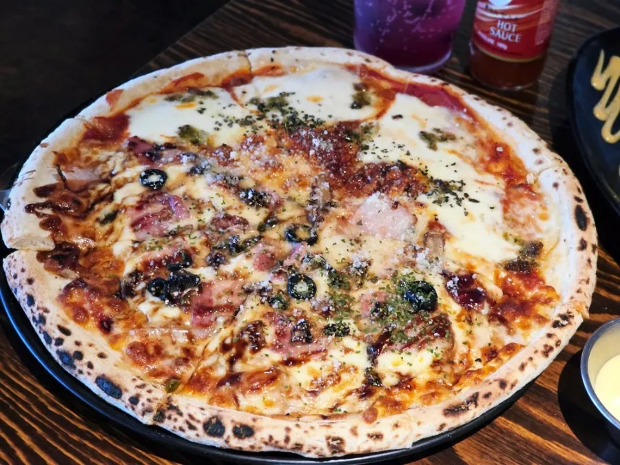 Half-and-half pizza with bacon mushroom and Margherita