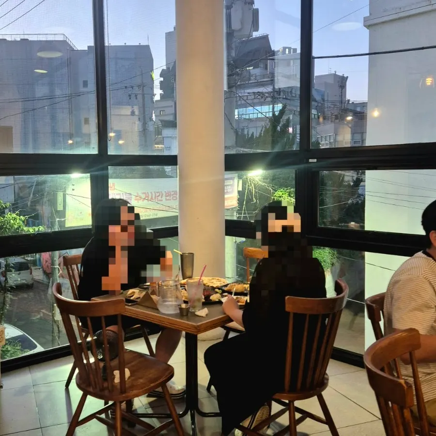 First-floor menu ordering and advance-payment area