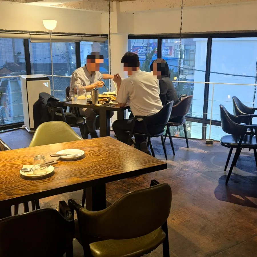 Second-floor window seating overlooking Dongseong-ro