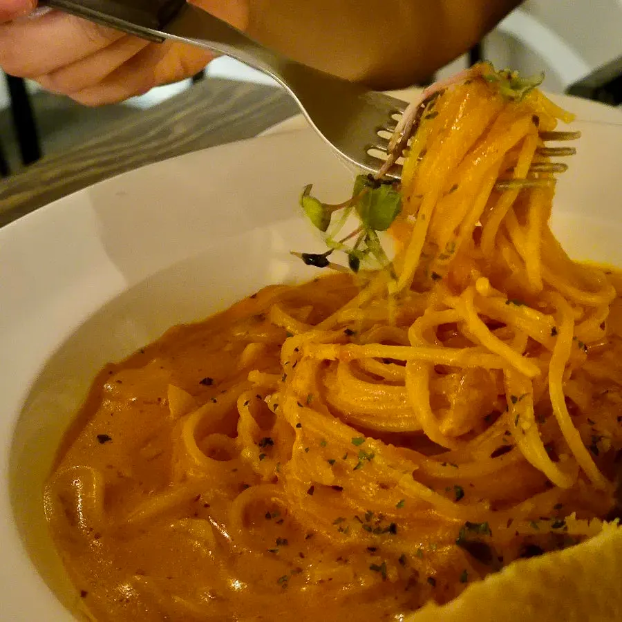 Rosé pasta served with baguette
