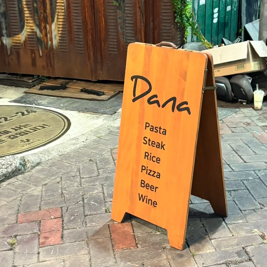 Entrance leading up to Dana Dongseong-ro Main Branch
