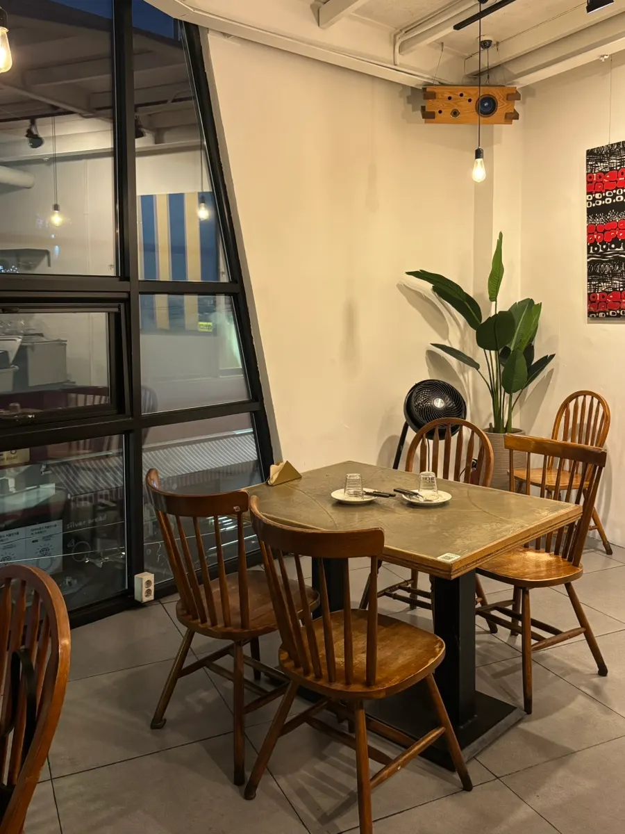 First-floor seating atmosphere at Dana Dongseong-ro Main Branch