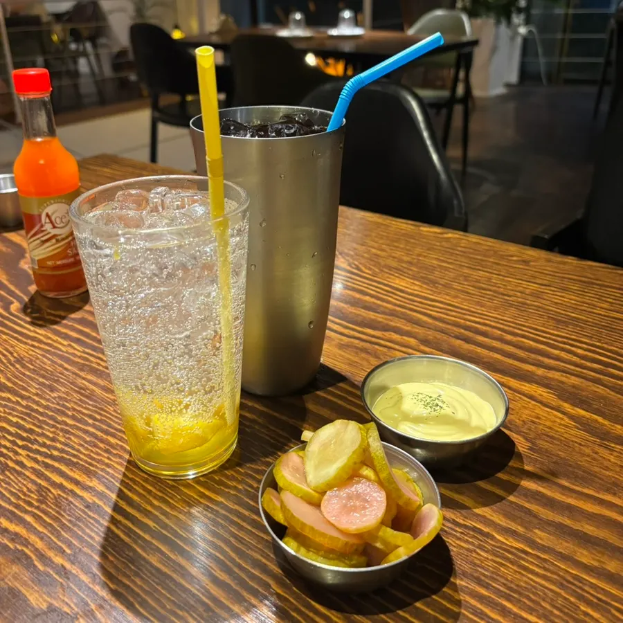 Restaurant place setting and drinks