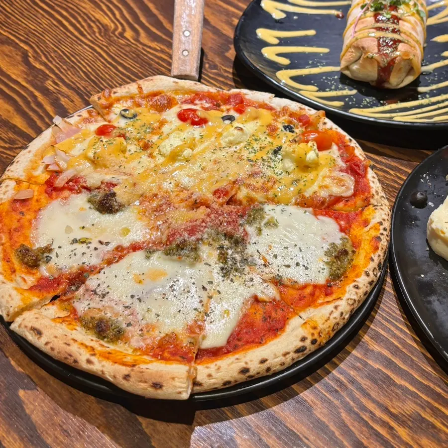 Wood-fired pizza at Dana Dongseong-ro Main Branch