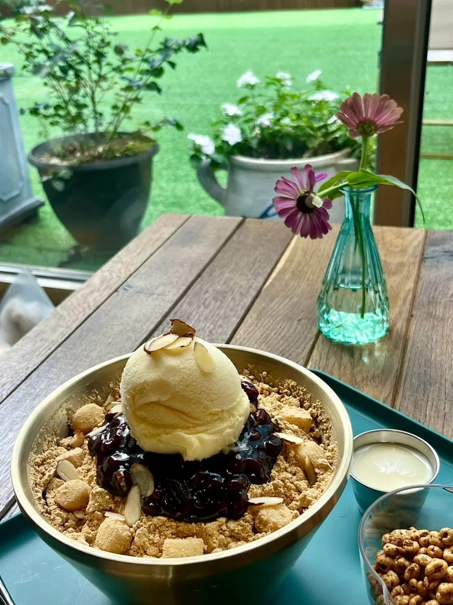 인절미 콩고물과 토핑을 올린 빙수
