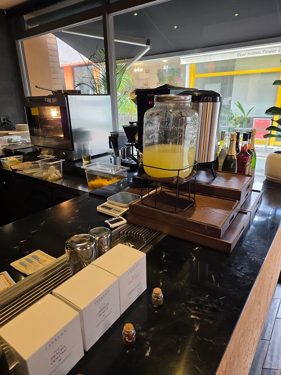 Inside Dento brunch café