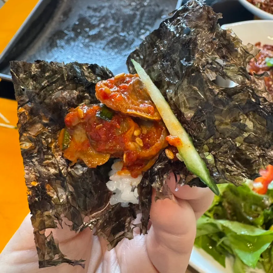Ensalada de berberechos acompañada de gim crudo