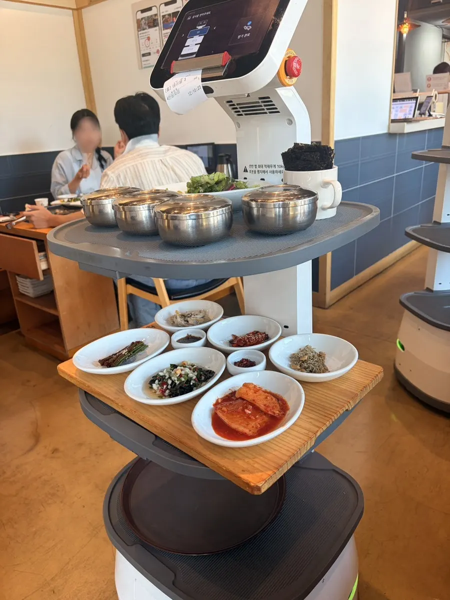 Serving robot carrying banchan