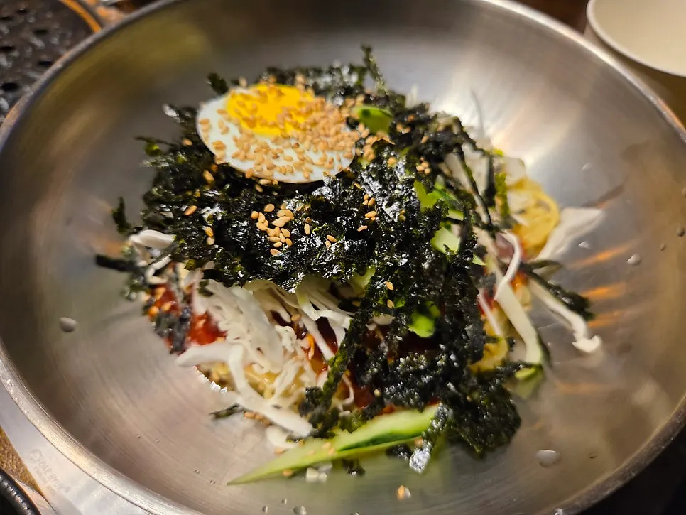 노릇하게 익어가는 숙성 고기