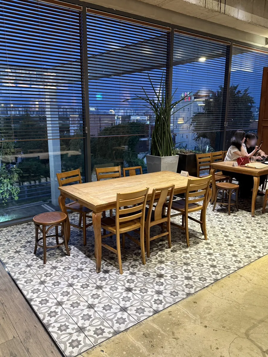 大邱の大型カフェの店内座席